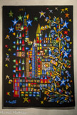 <center>Le musée Dom Robert et de la tapisserie du XXe siècle</center>Chicago
D’après jean LURÇAT (1892-1966)
Tapisserie de basse lisse. Laine et coton.
Atelier Goubely, Aubusson, vers 1961 Carton avant 1961 222 x 155,5 cm
<br> Cette tapisserie a été réalisée à partir du même carton que la tapisserie intitulée New York. Il reflète la fascination de jean Lurçat pour l’Amérique. « La ville qui se voulait une Babel apparaît comme une cathédrale de lumière clignotante avec quelque chose de l’arbre de Noël qui souligne le côté merveilleux de cet éblouissement scintillant », (Pierre Masteau, Revue de l’ameublement, 1961). Jean Lurçat a eu une influence considérable sur la tapisserie d’Aubusson du milieu du XXe siècle. Avec les peintres Marcel Gromaire et Pierre Dubreuil, il a, non seulement, fourni de nombreux modèles pour les ateliers, mais il a également attiré de nombreux artistes afin de renouveler l’esthétique des tapisseries et promouvoir les ateliers aubussonnais. Cette mission lui avait été confiée par Guillaume Janneau, alors directeur des Manufactures nationales. À la suite d’Antoine-Marius Martin, directeur de l’École nationale des arts décoratifs d’Aubusson de 1917 à 1930, il a notamment promu l’utilisation du carton numéroté et la réduction des tons. C’est lui qui a initié Dom Robert à cette pratique et l’a mis en relation avec les ateliers de la Creuse. Jean Lurçat était un artiste très actif, investi dans la vie culturelle et politique de son temps, et développant de nombreuses relations artistiques et intellectuelles.