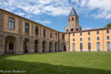 <center>Sorèze</center>Les travaux d'aménagement et agrandissement des XVIIIe siècle et XIXe siècle ne modifient pas le style architectural, gardant une homogénéité de style. Les bâtiments sont de style classique en pierre de taille. Les façades régulières entourent des cours intérieures, vestiges de l'organisation monacale du XVIIe siècle.