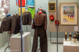 <center>Le musée de l'abbaye-école</center>Les élèves portent un uniforme à Sorèze afin qu’il n’y ait aucune distinction entre l’élève boursier et l’élève payant sa pension. Au cours des décennies, l’uniforme connaît plusieurs modifications :
Au 18eme siècle, l’uniforme est proche de celui de la maison de France : drap bleu avec parements, revers et collet rouges, boutons jaunes.
Au 19eme siècle, sous la direction du Père Lacordaire, les élèves, sont groupés par division selon les classes d’âge : vert, bleu, jaune, rouge, couleurs que l’on retrouve sur les collets des uniformes et le drapeau de l’École.
Vers 1880, les costumes sont réalisés en drap marron. Les vestes sont ornées de martingale de ganse tressée et de boutons aux armes de l’École. Les élèves portent un calot de cuir, bientôt remplacé par un calot en drap. Une capote complète la tenue en hiver. L’été, les pensionnaires revêtent un pantalon de toile blanche.
Au 20eme siècle, une tenue de couleur marron, plus simple, est adoptée pour les garçons et les filles qui sont admises à partir de 1980. L’uniforme n’est plus porté chaque jour mais à l’occasion des cérémonies.