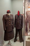 <center>Le musée de l'abbaye-école</center>Uniforme de fille à collet rouge. Veste à épaulettes rouges, jupe, chemise, cravate et calot. Tergal marron. Vers 1980. Les jeunes filles sont admises au sein de l’école à partir des années 1980. L’uniforme comprend une jupe à la place du pantalon. <br> Uniforme de garçon à collet rouge. Veste à épaulettes rouges, pantalon, chemise, cravate et calot. Tergal marron. Vers 1980.