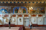 <center>La salle des Illustres</center>Le Père Lacordaire crée la salle des illustres en 1857. S’y déroulent les Exercices, cérémonies de récompense, les fêtes de l’Ecole ainsi que les réunions des sociétés littéraires, réservées aux meilleurs élèves : la petite Académies des collets Verts, l’Académie des collets Jaunes, le Portique des collets Bleus et l’Athénée des Collets Rouges. Les membres de ces sociétés pratiquent la composition orale et écrite, sous forme de discussions et de joutes oratoires.
Le Père Raynal transforme cette pièce à la fin du 19ème siècle en panthéon des gloires de Sorèze. Le décor, restitué aujourd’hui dans son style néo-gothique, date de cette époque.