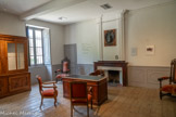 <center>Le musée de l'abbaye-école</center>Le bureau de Lacordaire Henri-Dominique. Né en 1802, il entreprend des études de droit et fréquente la Société d’études de Dijon, un cercle politique et littéraire où il découvre les théories ultramontaines de Joseph de Maistre et Félicité de Lamennais. En 1822, il part pour Paris et décide en 1824 d’entrer au séminaire. Ordonné prêtre en 1827, il est chapelain d’un couvent de Visitandines et prend la charge de second aumônier du lycée Henri-IV en 1828.
En 1830, il participe au journal l’Avenir qui marie la défense de la souveraineté absolue du pape en matière religieuse et le libéralisme. Ses articles revendiquent la liberté d’expression, la liberté de la presse, la liberté d’enseignement. Après l’interdiction du journal, Lacordaire se soumet au Pape qui, par l’encyclique Mirari Vos, condamne les revendications portant sur la liberté de conscience et la liberté de la presse. En 1834, il débute une série de conférences au collège Stanislas à Paris puis à Notre-Dame dont le succès est considérable. A partir de 1837, il effectue son noviciat en Italie et prend l’habit dominicain. Moine en 1841, il revient en France pour rétablir l’ordre des Frères Prêcheurs de Saint Dominique, supprimé depuis 1790. En 1848, il se rallie à la République, publiant un journal l’Ere nouvelle, prônant un catholicisme social et libéral. Il est député de l’Assemblée nationale constituante mais démissionne suite aux émeutes ouvrières de 1848. Après le coup d’Etat du 2 décembre 1851, il se retire de la vie politique.