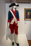 <center>Le musée de l'abbaye-école</center>UNIFORME D’APPARAT DU COLLÈGE DE SORÈZE
Valérie BRAUT, Maître d’art costumière 2026
Reconstitution
Atelier Mod’LScène Christine Leclercq Laine, coton, feutre et laiton Taille enfant de 14 ans
Collection de la Cité de Sorèze, acquisition en 2026. <br> Les uniformes de cadets de Louis XVI et de collégiens soréziens n’ont malheureusement pas traversé le temps. Une reconstitution était donc nécessaire. Pour le quotidien, les jours « ouvriers », un uniforme de velours gris et bordures cramoisies, bas blanc était d’usage à Sorèze jusqu’à la Révolution.
Pour les fêtes, les exercices militaires et les exercices publics, l’uniforme d’apparat bleu roi, bordures cramoisies, boutons dorés aux armes de l’école, était utilisé. C’est le costume que vous pouvez découvrir.
Valérie Braut, costumière, a œuvré à la réalisation de cette reconstitution. Elle s’est associée à Christine Leclercq, maître d’art costumière pour le cinéma, l’opéra, le théâtre.