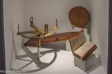<center>Le musée de l'abbaye-école</center>GRAPHOMÈTRE DE MEURAND
Anonyme Vers 1855
Laiton
L. 30 cm, rayon 15 cm.
Collection Prytanée national militaire, La Flèche.
Instrument inventé par Philippe Danfrie (vers 1530 - 1606), le graphomètre permet de mesurer des angles entre objets situés sur le même plan, il était notamment utilisé pour faire des relevés à l’usage de l’arpentage (mesure de la superficie des terres) ou de la cartographie.
Il se compose de deux règles à pinnules (alidades) fixées sur un limbe gradué. Une alidade est fixe tandis que l’autre est mobile.
Principe
On dispose l’instrument entre deux points éloignés, au sommet de l’angle. On vise alors le premier point avec l'alidade fixe, puis le deuxième avec l’alidade mobile le résultat se lit sur le limbe  en nombre de degrés de l’arc compris entre les deux alidades. <br>
CYLINDRE ET PLAN INCLINE
Anonyme
1795
Bois de noyer ciré
Planche : 500 x 130 x 20 mm
Cylindre : D. 195 x Ep. 45 mm, Poids : 1521g
Collection du Prytanée militaire, La Flèche