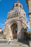 <center>Sorèze</center>Clocher de l'église Saint-Martin. L'élévation intérieure est simple, certains pans étant éclairés par une fenêtre percée à mi-hauteur, avec un appui fortement taluté au-dessus d'un mur plein.