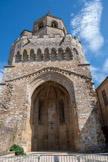 <center>Sorèze</center>Clocher de l'église Saint-Martin. Au cours des guerres de Religion, l'édifice fut démoli par les Protestants en 1573 mais le clocher médiéval resta debout. L'édifice comprend une abside à sept pans autrefois fortifiée et surmontée d'une tour octogonale à deux étages, seuls restes de l'église dont la nef a été détruite. Au-dessus de l'arcade d'entrée subsistent les mâchicoulis de défense. Il ne reste plus rien des parapets du chemin de ronde établi à la base de la tour.