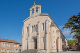<center>Sorèze</center>L’église paroissiale (1862) a été édifiée sur une petite partie du parc de l’Ecole cédée par le Père Henri-Dominique Lacordaire, alors directeur de l’établissement. La Ville Vieille est le quartier le plus ancien de Sorèze. A droite, au début du XXe siècle, la place pittoresque et populaire est décrite par Jean Mistler dans son livre Le Bout du monde.