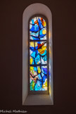 <center>Sorèze</center>L’église paroissiale. Vitrail, œuvre de l’ATELIER DU VITRAIL de Jean-Claude et Cécile Izard.