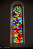 <center>Sorèze</center>L’église paroissiale. Vitrail, œuvre de l’ATELIER DU VITRAIL de Jean-Claude et Cécile Izard.