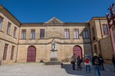 <center>Sorèze</center>L’ancienne place de l’église est aujourd’hui la cour d’entrée de l’abbaye-école.
