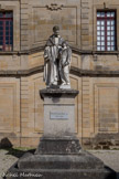 <center>Sorèze</center>Cour d’entrée. Elle est ornée d’une statue en marbre blanc représentant le père Henri Lacordaire, œuvre du sculpteur lyonnais, Girardet.
