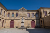 <center>Sorèze</center>Cour d’entrée. L’église abbatiale de l’Abbaye-école de Sorèze a été construite entre 1638 et 1642 par les moines de la congrégation de saint Maur. Désaffectée au 19e siècle, elle a été transformée en manège à chevaux. Aménagée en salle de spectacles, elle accueille aujourd’hui des manifestations à vocation culturelle.