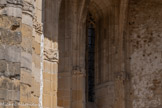 <center>Sorèze</center>Clocher de l'église Saint-Martin. Les chapiteaux sont remplacés par des bandeaux sculptés. Une série d'écussons, lisses ou trop endommagés pour permettre la lecture d'armoiries qui devaient y être peintes ou sculptées, sont présentées par des couples d'animaux fabuleux, des sirènes, des anges vêtus de longues tuniques ou des putti.