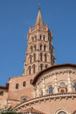 <center>Basilique Saint-Sernin de Toulouse</center>les deux niveaux suivants, correspondant au beffroi, en léger retrait par rapport au précédent sont constitués de deux baies sur chaque face, également couvertes d'arcs en plein cintre ;
les deux niveaux suivants ont été bâtis dans la seconde moitié du XIIIe siècle. Ils se caractérisent sur chaque face par deux fenêtres couvertes d'arcs en mitre ;
enfin, en 1478, une flèche fut construite en maçonnerie pour porter un globe terminal couronné par une croix ;
le clocher abrite un carillon composé de 18 cloches au clavier et 6 au banc du sonneur. Le clocher, avec sa balustrade et sa flèche, est achevé au cours du XIVe siècle. La flèche, elle, a connu plusieurs versions dès le XIIIe siècle.