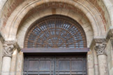 <center>Basilique Saint-Sernin de Toulouse</center>A gauche : Homme attaqué à la tête par deux dragons. A  droite : Âme de Lazare enlevée au ciel par deux anges.
