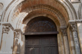 <center>Basilique Saint-Sernin de Toulouse</center>Porte de gauche. A droite, chapiteau arrière : Femme nue mordue par deux serpents tenus par deux autres femmes : illustration de la punition qui attend les femmes luxurieuses. Chapiteau avant : Moïse assisté par Aaron et Hour pendant sa prière.