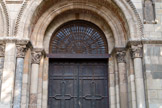 <center>Basilique Saint-Sernin de Toulouse</center>A gauche : Moïse assisté par Aaron et Hour pendant sa prière. Homme attaqué à la tête par deux dragons. A droite : Parabole du mauvais riche et du pauvre Lazare ; Âme de Lazare enlevée au ciel par deux anges.
