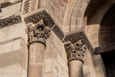 <center>Basilique Saint-Sernin de Toulouse</center>Chapiteau représentant la luxure : homme nu au sexe lacéré par deux démons. Chapiteau arrière : Le châtiment de l'avare, condamné à porter éternellement sa lourde bourse.