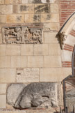 <center>Basilique Saint-Sernin de Toulouse</center>Deux scènes sont sculptées sur une pierre. À gauche, un homme tenant un bâton et conduisant des bœufs,  dessous deux chiens. À droite, un berger et son troupeau de chèvres et son chien.