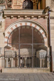 <center>Basilique Saint-Sernin de Toulouse</center>L'enfeu des comtes de Toulouse. En 1648, les capitouls font restaurer la chapelle qui était auparavant à la place de l'enfeu et la ferment par une grille. L'enfeu tel qu'il existe actuellement date de Viollet-le-Duc. Les quatre sarcophages utilisés aux Xe et XIe siècles pour abriter les restes de plusieurs membres de la famille comtale et qui ont été finalement placés au XIIIe siècle dans l'enfeu des comtes de Toulouse, sont sans doute issus de la nécropole paléochrétienne siyuée à la place du Capitole. Ils sont typiques des « sarcophages d'Aquitaine » : des sarcophages en marbre, richement décorés, dont le principal atelier de production se situait peut-être dans les limites de la nécropole