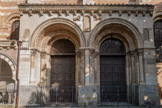 <center>Basilique Saint-Sernin de Toulouse</center>La porte des Comtes, est située à l'extrémité du transept Sud de la basilique Saint-Sernin. Elle est composée d'un avant-corps à double porte entourée de doubles colonnes à chapiteaux et surmontée d'une corniche faite de modillons à copeaux et de tuiles tegula et imbrex datant de la restauration de Viollet-le-Duc. Les modillons à copeaux sont un motif développé à la grande mosquée de Cordoue et passé à Toulouse via l'architecture mozarabe. Entre ces modillons sont sculptées des rosaces (motif antique), des billettes et des fleurs à quatre pétales (motifs romans). Les statues se trouvant dans les niches ont été bûchées lors de la Révolution. Seule l'inscription centrale, « SANCTVS SATVRNINVS », est conservée : le personnage central était donc Saturnin de Toulouse, sans doute entouré de ses disciples, Papoul et Honest.