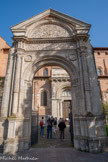 <center>Basilique Saint-Sernin de Toulouse</center>Porte Renaissance de l'abbaye, seul vestige de l'ancienne enceinte de la renaissance.