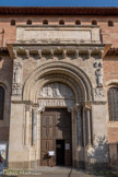 <center>Basilique Saint-Sernin de Toulouse</center>La porte Miègeville de Saint-Sernin marque une étape importante de l’évolution des portails romans. Elle est en effet le plus ancien portail à linteau et tympan historiés attesté en France (fin du XIe siècle ou premier quart du XIIe siècle). La scène représentée dans le tympan est l’Ascension du Christ. Des reliefs, modillons, chapiteaux et consoles variés enrichissent le décor sculpté. De nombreux éléments de la porte ont été réalisés à partir de sarcophages récupérés dans le cimetière paléochrétien qui précédait la cathédrale.