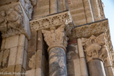 <center>Basilique Saint-Sernin de Toulouse</center>Le Péché originel. Console aux deux personnages orientaux luttant contre des lions, vêtus d'un bonnet phrygien, d'une tunique laissant l'une de leurs jambes nue et d'une sandale unique[C 3]. Cette scène peut être une représentation de la jeunesse du roi David où il luttait contre des lions pour protéger son troupeau et, de manière métaphorique, luttait contre les forces du mal pour protéger le peuple de Dieu..