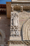 <center>Basilique Saint-Sernin de Toulouse</center>Le personnage de gauche est identifié comme étant saint Jacques, possiblement le Majeur, et au-dessous, un groupe constitué par un homme barbu entouré de deux femmes qui montent des lions (Abraham avec Sarah et Agar ?).