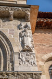 <center>Basilique Saint-Sernin de Toulouse</center>À droite, saint Pierre, identifié comme tel sur son nimbe. Curieusement, il n’a pas de barbe ni de calvitie comme les représentations habituelles, mais il est imberbe et a l’apparence d’un jeune homme. Au-dessus de sa tête, deux anges présentent le sceau de Dieu et apportent une couronne. Ses pieds s’appuient sur deux lions et se trouvent au-dessus d’un relief montrant Simon le Magicien, identifié comme tel par une inscription gravée à côté de sa tête. Il se fait accompagner par deux diables ailés.