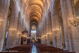 <center>Basilique Saint-Sernin de Toulouse</center>La nef est longue de 115 mètres. Elle est composée de cinq vaisseaux qui convergent vers un superbe chœur.  Son vaisseau principal est large de 8 mètres. Elle présente des tribunes sur les collatéraux. La hauteur de la voûte en plein cintre est de 21 mètres. Le plan architectural de l'église en fait l'archétype des grandes églises de pèlerinage, où les pèlerins peuvent circuler pour vénérer les reliques sans déranger la messe se tenant dans la nef. La chaire et les lustres forment un ensemble dessiné par Eugène Viollet-le-Duc et réalisé par Eugène Emmanuel.