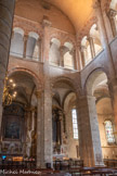 <center>Basilique Saint-Sernin de Toulouse</center>Transept nord. On remarque un mélange de pierre et de briques. La brique est plus utilisée, car moins coûteuse à acheter et à produire et plus facile à manier que la pierre, elle offre l’orange de sa couleur à la basilique en remplacement du froid blanc de la pierre.