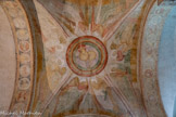 <center>Basilique Saint-Sernin de Toulouse</center>Devant le cycle au plafond : le Christ représenté comme l’Agneau de Dieu immolé et victorieux.