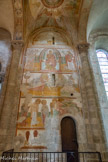 <center>Basilique Saint-Sernin de Toulouse</center>Dans la partie nord du transept se trouvent, à l'ouest, plusieurs fresques médiévales datant de 1180. Ces peintures murales furent recouvertes au XVIIe siècle puis au XIXe siècle sous des couches de badigeon blanc. Une représentation du cycle de la Résurrection de Jésus. C'est en 1972 que fut découverte la peinture la plus spectaculaire, dite du « cycle de la Résurrection ». Le décor se développe sur toute la hauteur du mur en cinq registres. En bas, deux boucliers. Second registre : les saintes femmes sont accueillies par un ange qui leur désigne le tombeau vide. Troisième registre : deux prophètes prosternés sont en adoration devant le Christ en majesté tout en haut.