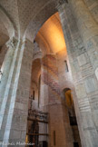 <center>Basilique Saint-Sernin de Toulouse</center>Le transept est suivi d'un chevet à déambulatoire à chapelles rayonnantes. Ces chapelles sont le lieu d'exposition des reliquaires de l'abbaye. Entre les chapelles des armoires à reliquaire sont disposées.