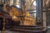 <center>Basilique Saint-Sernin de Toulouse</center>Le chœur abrite le tombeau de saint Saturnin : un baldaquin de style baroque dans lequel se trouve une statue à la gloire du saint, sa sépulture, ainsi qu'une représentation de son supplice dans un bas-relief de plomb doré. Ce tombeau, auquel participa notamment le sculpteur Marc Arcis a été réalisé entre 1718 et 1759[