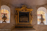 <center>Basilique Saint-Sernin de Toulouse</center>Les cryptes. Reliquaire de saint Honorat de Toulouse. Le reliquaire est composé de plaques d'argent repoussé sur armature en bois datant de 1517, (65 × 102 cm)[54]. Honorat de Toulouse est un saint de l’Église catholique qui vécut aux IIe et IIIe siècles. Il est présenté comme disciple et successeur du premier évêque de Toulouse, Saturnin de Toulouse (saint Sernin). Il y a dans la crypte un buste reliquaire pour ce personnage.