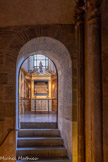 <center>Basilique Saint-Sernin de Toulouse</center>Les cryptes. Sous l'abside se trouve une crypte. Le sol de l'abside est d'ailleurs surélevé par rapport au niveau du déambulatoire où s'ouvrent deux passages permettant d'accéder à la crypte. Ces deux passages étaient utilisés pour la circulation des pèlerins, l'un servant d'entrée et l'autre de sortie.