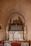 <center>Basilique Saint-Sernin de Toulouse</center>Les cryptes. Les reliques de saint Jacques le Majeur. La basilique Saint-Sernin conserverait depuis 1354 la tête et le corps de saint Jacques-le-Majeur. Le 15 octobre 1385, le corps de saint Jacques fut transféré dans une luxueuse arche en forme d'église, cadeau du duc de Berry et de Jean de Cardaillac. Il était accompagné d'un buste reliquaire aussi remarquable. C'étaient les plus somptueux reliquaires avec celui de saint Sernin. Ces reliques provenaient de l'église Saint-Jacques qui était située près de la cathédrale Saint-Étienne de Toulouse et qui aurait été bâtie par Charlemagne pour y recevoir les reliques qu'il avait rapportées de Galice lors de son expédition contre les Sarrasins. Toutefois, ces reliques s'y seraient encore trouvées en 1490, selon la transcription en français de 1547 d'un procès-verbal établi par un certain Jean Badet pour vérifier l'authenticité des reliques de l'apôtre Jacques.