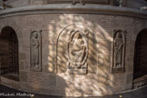 <center>Basilique Saint-Sernin de Toulouse</center>Face à la chapelle axiale, le bas-relief en marbre du Christ en majesté est contemporain de l’autel roman. Au centre un christ en majesté encadré par un chérubin à gauche, un séraphin à droite. Ils sont l'œuvre de Bernard Gilduin.