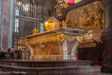 <center>Basilique Saint-Sernin de Toulouse</center>Le chœur abrite le tombeau de saint Saturnin : un baldaquin de style baroque dans lequel se trouve une statue à la gloire du saint, sa sépulture, ainsi qu'une représentation de son supplice dans un bas-relief de plomb doré. Ce tombeau, auquel participa notamment le sculpteur Marc Arcis a été réalisé entre 1718 et 1759[