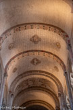 <center>Basilique Saint-Sernin de Toulouse</center>La nef est totalement voûtée dans les années 1250. Les écus armoriés peints sur les voûtes des premières travées de la nef sont ceux des papes et des cardinaux avignonnais des années 1330 : les papes Jean XXII et Benoît XII, et les cardinaux Jean-Raimond de Comminges et Pierre Roger.