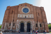 <center>Basilique Saint-Sernin de Toulouse</center>À l’origine, elle n’était qu’un oratoire construit sous l’impulsion d’Hilaire (le premier évêque de Toulouse) pour honorer la mémoire de son prédécesseur. Mais face à la popularité grandissante du sanctuaire, une première basilique a été construite au Ve siècle. Les années se succédèrent et l’église devint trop étroite. Avec l’afflux des pèlerins, une nouvelle basilique, plus importante, fut édifiée au XIe siècle. Sa construction débuta en 1078 sous l’égide de l’architecte Raymond Gayrard. En 1096, le pape Urbain II en consacra le chœur. Le transept et une partie de la nef furent achevés en 1180. Les constructeurs utilisèrent la pierre et la brique pour l’édification. La pierre domine dans les parties les plus anciennes comme le chevet et les portails. Si les soubassements de la basilique sont en pierre, la brique est le matériau qui prédomine dans la construction de l'édifice. La pierre solide et tout de même coûteuse assure une fondation bien solide, alors que, la terre argileuse présente en grande quantité dans les terres de Toulouse, Albi ou encore Montauban permet la construction en grande quantité de briques.