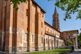 <center>Basilique Saint-Sernin de Toulouse</center>Les toutes premières expérimentations du gothique français eurent lieu dans cette basilique. L'édifice est avant tout une basilique dont la première architecture reste romane et surtout conserve quelques particularités de ce que l'on pourrait définir comme 