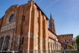 <center>Basilique Saint-Sernin de Toulouse</center>Le rythme des travaux ralentit notablement après les deux premières décennies du XIIe siècle.  la brique devient prédominante dans la construction (mais on conserve l'alternance de blocs de calcaire et de briques dans la nef centrale). Les collatéraux sont voûtés, les deux espaces latéraux du massif occidental (la sacristie et la chapelle Saint-Pierre) couverts. On bâtit le troisième étage du clocher. Le reste des collatéraux et des tribunes est peu à peu voûté et couvert, en finissant par la nef vers 1250-60 et au-delà. Les deux derniers étages du clocher ont dû être bâtis au début de cette période et innovent avec leurs 