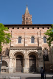 <center>Basilique Saint-Sernin de Toulouse</center>La porte des Comtes est la double porte méridionale du transept de la Basilique Saint-Sernin de Toulouse; immédiatement accolé : l'enfeu des comtes de Toulouse. Édifiée et sculptée aux environs de 1082, elle est la plus ancienne porte de l'église[40]. Les chapiteaux historiés évoquent le thème du Salut et de la damnation.