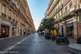 <center>Toulouse</center>Rue d'Alsace-Lorraine. Elle est également, avec la rue de Metz et la rue Théodore-Ozenne, une des principales artères haussmanniennes de la Ville Rose. Sous le mandat du maire Jean Patras de Campaigno, en 1864, différents projets urbanistiques ont été proposés dans le but de restructurer le centre-ville, principalement par la création de nouvelles voies de circulation. Le 24 mars 1864, le projet de l'ingénieur en chef des Ponts et Chaussées, Urbain Maguès, fut le dernier retenu par le Conseil Municipal. Ce dernier se basait sur les idées déjà proposées par les Capitouls en 1776. Il prévoyait la création de deux grandes rues larges de 15 mètres avec des immeubles ne dépassant pas 17,5 mètres de hauteur et 8 mètres pour le prolongement dans les rues adjacentes. Ces deux axes devaient constituer les nouveaux axes de circulation principaux de la ville. La première grande rue, d'abord connue sous la dénomination de rue Transversale, prendra ensuite le nom de rue de Metz. La deuxième rue qui lui est perpendiculaire, la rue Longitudinale, prendra par la suite le nom de rue Alsace-Lorraine le 26 novembre 1872 par décision du Conseil Municipal.