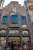<center>Toulouse</center>Rue d'Alsace-Lorraine. En 1924, Arthur Huc et Maurice Sarraut, co-directeurs de la Dépêche de Toulouse, prennent la décision de la construction d'un nouveau siège pour le journal. L'architecture, de style Art déco, est un manifeste de la modernité au cœur de la rue d'Alsace-Lorraine, venant rompre avec les façades haussmanniennes. Les premiers plans de l'architecte, Léon Jaussely, datent de 1926, mais l'immeuble n'est achevé qu'en 1932. Il comprend au rez-de-chaussée un hall de promotion et de commercialisation du journal, et à l'étage des bureaux et un logement de fonction. La façade, large de trois travées, est symétrique et présente un pignon à redents. Elle est entièrement couverte d'une mosaïque à dominante bleue, due à Alphonse Gentil et François Bourdet. Sur les côtés sont figurés des pilastres cannelés, surmontés de deux oculi dans lesquels prend place le monogramme de la Dépêche, deux D enlacés. Le rez-de-chaussée est ryhtmé par trois grandes ouvertures rectangulaires, séparées par deux colonnes. L'entresol est éclairé par trois larges fenêtres au cadre à pans coupés. Il est couvert de mosaïques figurant des anneaux enlacés.