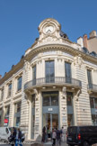 <center>Toulouse</center>Rue d'Alsace-Lorraine. Ancien siège de BNP Paribas. L'immeuble est construit en 1895 pour abriter le siège régional du Comptoir national d'escompte de Paris (CNEP), fusionné en 1966 avec la Banque nationale pour le commerce et l'industrie (BNCI) pour donner naissance à la Banque nationale de Paris (BNP), devenue BNP Paribas en 2000, et qu'elle quitte finalement en 2020. Le bâtiment s'élève sur un site privilégié, à l'angle de la rue Rivals (actuel no 11). Il est remarquable pour son architecture éclectique et son décor exubérant, particulièrement la rotonde qui fait l'angle. Le 1er étage est mis en valeur par un balcon, soutenu par de larges consoles feuillagées et orné d'un garde-corps en fonte à motifs géométriques. Les fenêtres sont séparées par des pilastres à chapiteaux ioniques d'où retombent des guirlandes, portant un entablement orné de plaques de marbre sous une corniche à modillons. La rotonde est couronnée d'un garde-corps à balustres en pierre et surmontée d'un dôme couvert d'ardoises, en partie caché par une horloge à 24 chiffres, inscrite dans une lucarne. La date d'achèvement des travaux se lit dans un cartouche, encadré par de petits pilastres qui soutiennent un fronton brisé, dont les volutes encadrent une tête de femme.