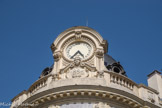 <center>Toulouse</center>Rue d'Alsace-Lorraine.  La rotonde est couronnée d'un garde-corps à balustres en pierre et surmontée d'un dôme couvert d'ardoises, en partie caché par une horloge à 24 chiffres, inscrite dans une lucarne. La date d'achèvement des travaux se lit dans un cartouche, encadré par de petits pilastres qui soutiennent un fronton brisé, dont les volutes encadrent une tête de femme. Sur le cercle de taule émaillé, figure une inscription “H. Laumaillé”, du nom de l’entreprise qui a rénové l’horloge en 1985. Vincent Laumaillé a remplacé son père à la tête de l’horlogerie.